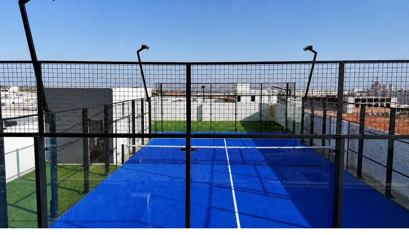 Vue d'angle du court Pro Padel