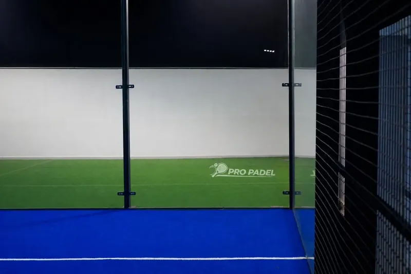 Logo Pro Padel imprimé sur le gazon synthétique