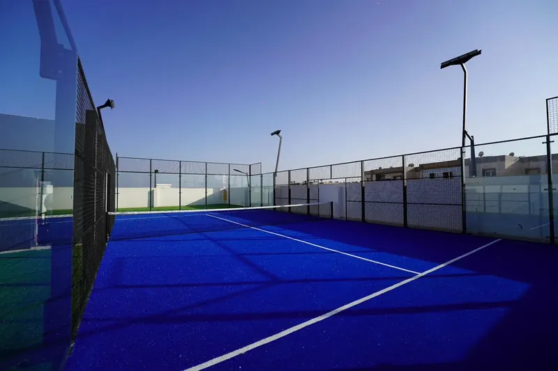 Terrain Pro Padel à l'heure bleue, ambiance crépusculaire