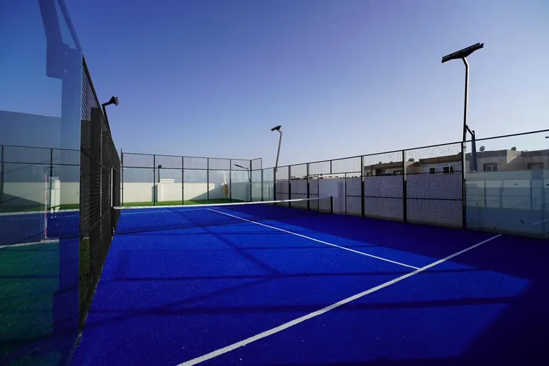 Court Pro Padel au crépuscule