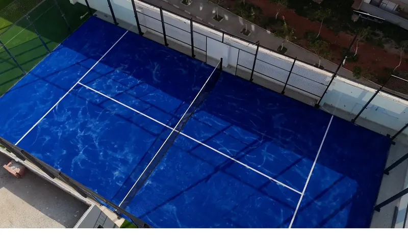 Vue aérienne directe du court bleu