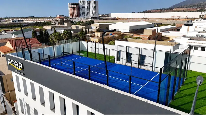 Area Wellness Club — Terrain de padel en toiture, vue diurne