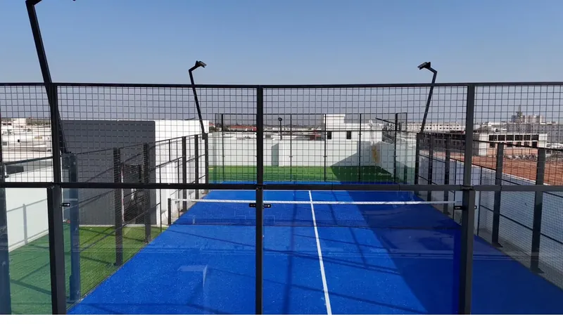 Installation Pro Padel illuminée vue de nuit