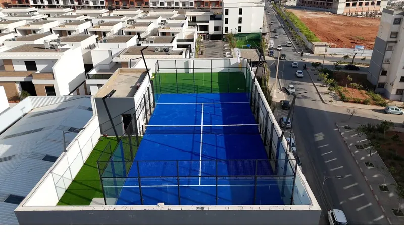 Terrain de padel en toiture installé en zone résidentielle